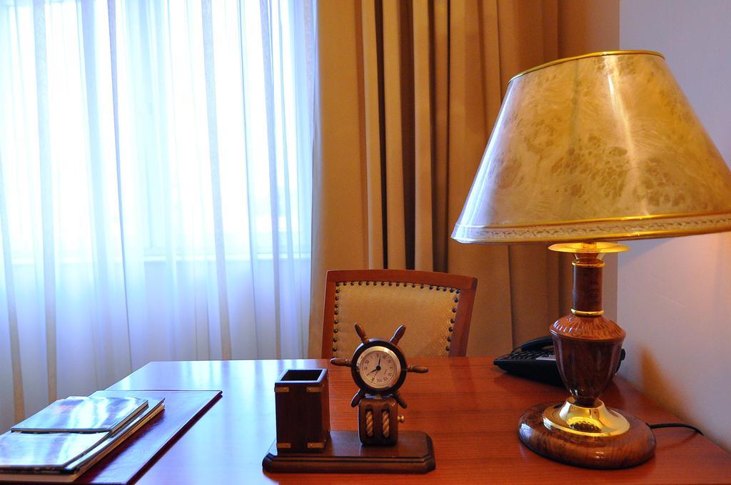 Hotel Maxim ออราแด ภายนอก รูปภาพ